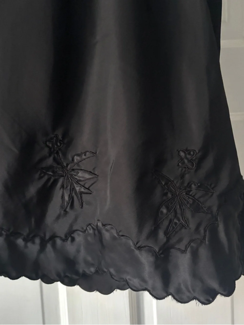 Vintage 70s Lady Lynne Black Half Slip Scalloped Size Large - Picture 2 of 14